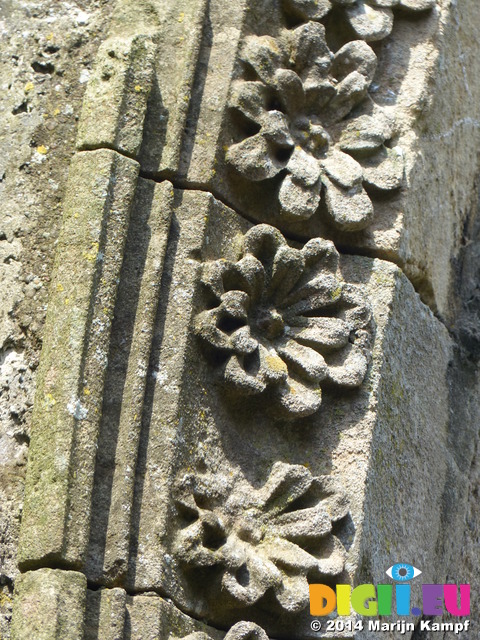 FZ005423 Carved flowers on window arch